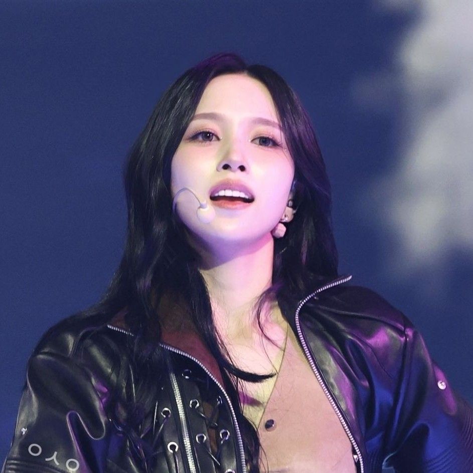 ミナ様 TWICEミナ：ホルターネックで二の腕すらり パリでフェンディ着こなし