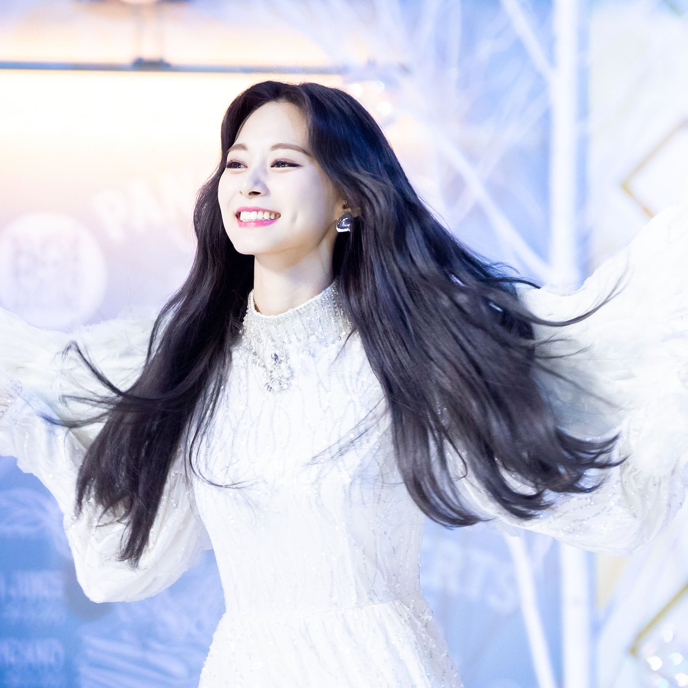 TWICE ツウィの 2020年11月15日 に公開された広告写真をご確認ください